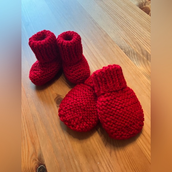 Red hand knitted infant mittens/booties gift set - Picture 11 of 14